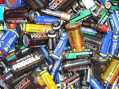 Pilhas e baterias são feitos de elementos tóxicos.