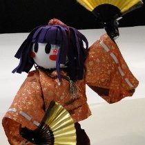 Tokotokomaru dança com leques