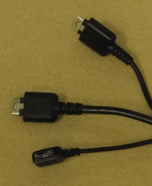 Entrada para USB, fones de ouvido e carregador (proprietário)