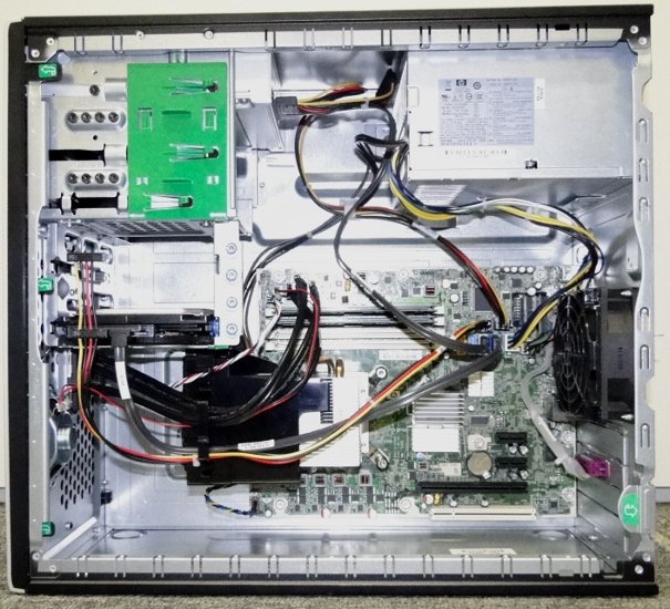 O interior do gabinete do HP Compaq 6005 Pro Minitower