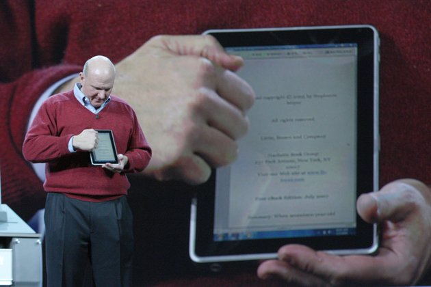 Steve Ballmer apresenta o novo tablet. Foto: Microsoft/Divulgação.