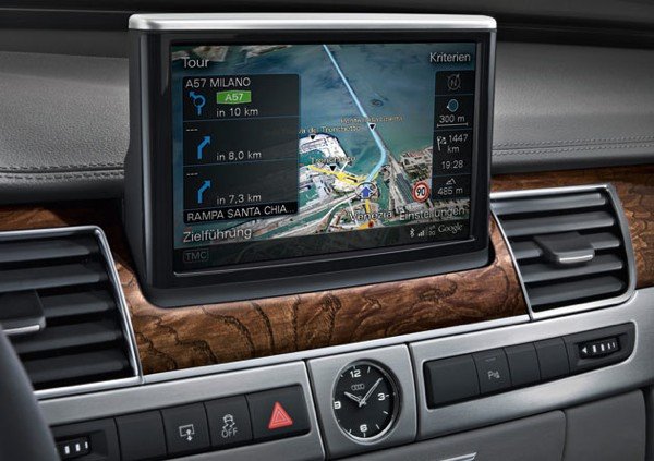 Visual do painel do Audi A8 com o sistema de GPS.