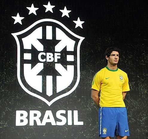 O atacante Alexandre Pato na apresentação oficial do novo uniforme da seleção. Foto: AFP