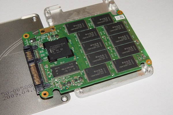 Drive SSD com 10 chips NADN flash de 16 GB. Cada chip usa 3 dies de 4 GB.