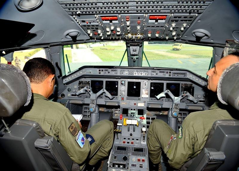 Cabine do Avião R99 da FAB equipado com tecnologia para rastrear destroços.