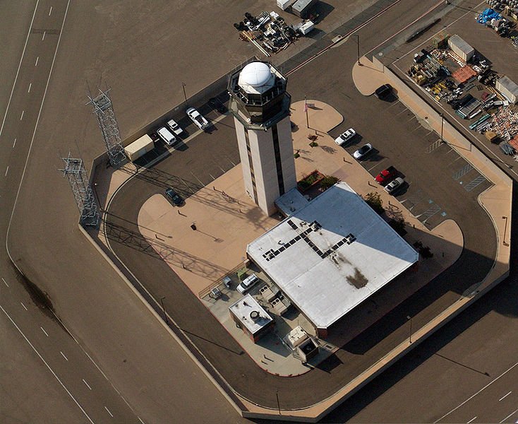 Torre de Controle no Aeroporto Lindbergh Field, em San Diego - Califórnia.