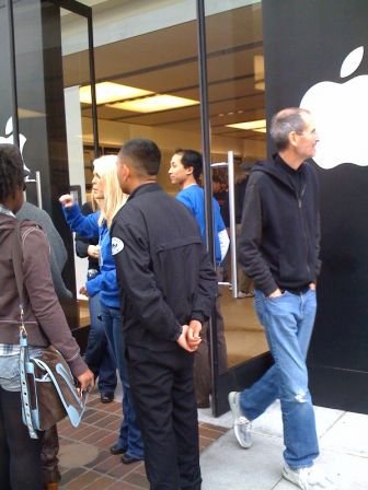 Steve Jobs sai de loja em Palo Alto