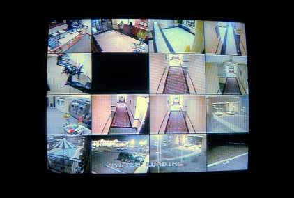 Câmeras de segurança permitem controle total de vários ambientes simultâneamente.