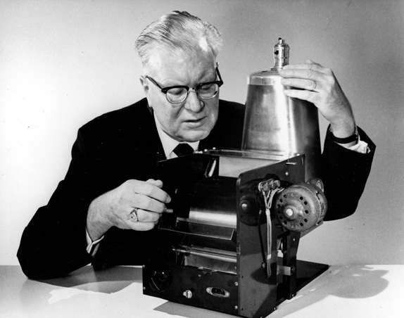 Chester Carlson e o  protótipo da primeira máquina copiadora inventada por ele. Imagem:  Xerox