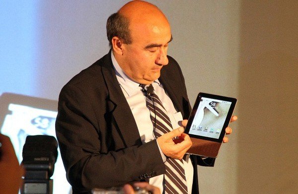 Gianfranco Lanci exibe o tablet da Acer