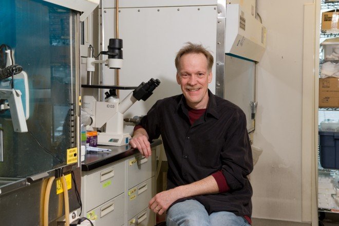 Mark Roth em seu laboratório no Fred Hutchinson Cancer Center - FHCC