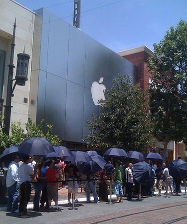 Fila do iPhone 4 em Los Angeles