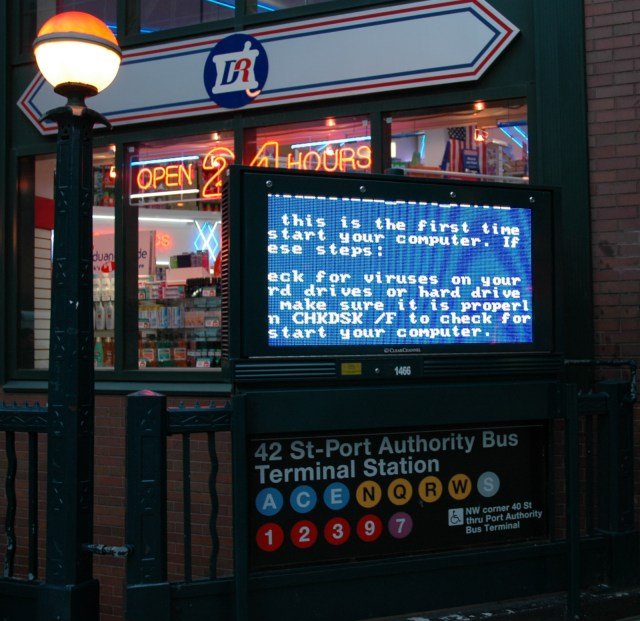 Tela azul no ponto de ônibus em Nova York