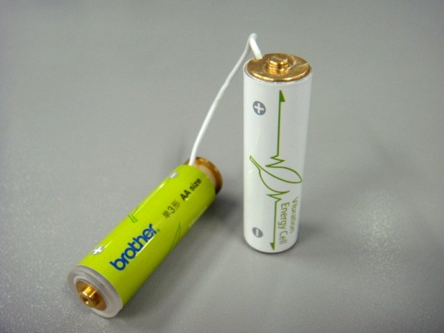 As duas partes da bateria recarregável por movimentos