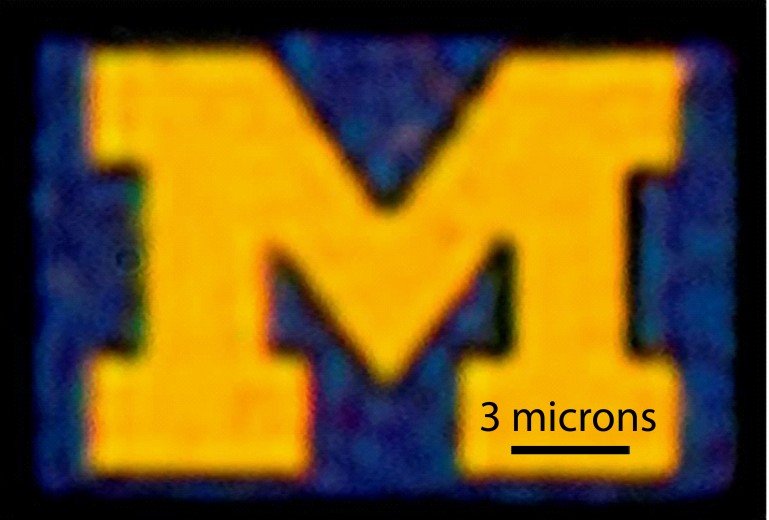 Logo da Universidade de Michigan,  ampliado para visualização de pixels