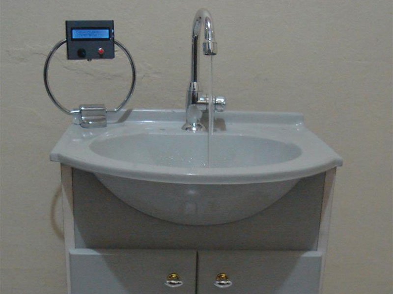 A torneira que controla e informa a vazão de água e o valor em reais.