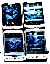 Telefones usados na pesquisa, com rastros na tela. Imagem tratada digitalmente.