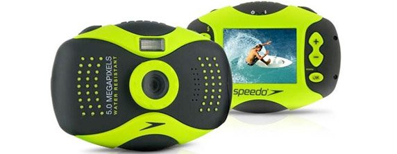 Câmera da Speedo flutua na água.