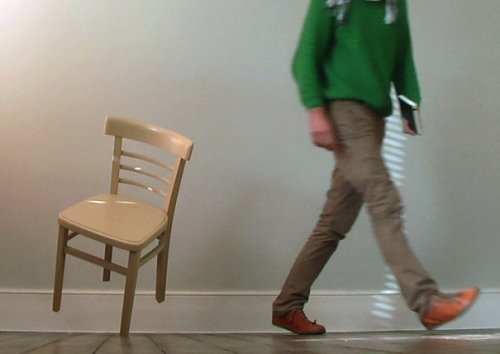 A cadeira apoiada em apenas um pé.