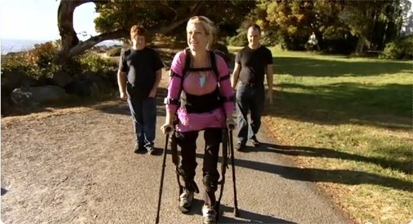 Paciente volta a andar com ajuda dos exoesqueletos