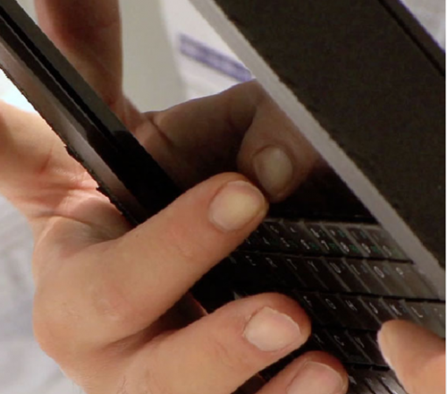 Tablet com tela traseira sensível a toques da KDDI