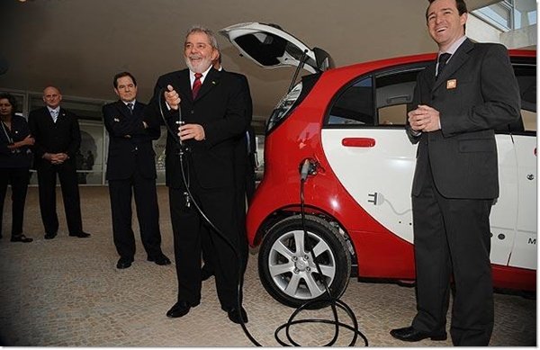 Lula conheceu o primeiro carro elétrico do Brasil.