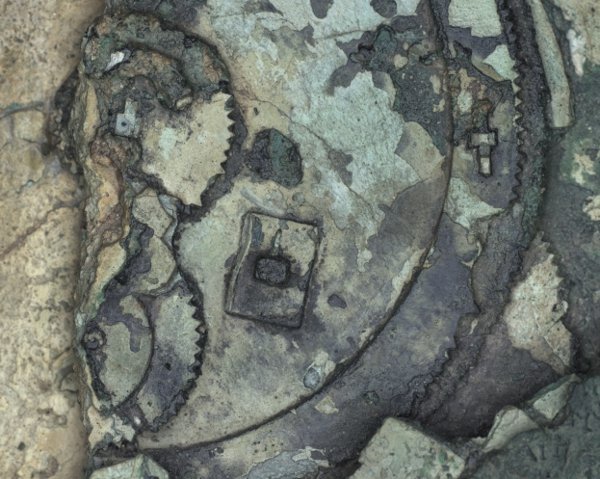 Detalhe das engrenagens do mecanismo Antikythera