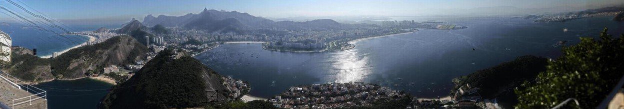 Fotografia completa tirada de cima do Corcovado, no Rio de Janeiro.