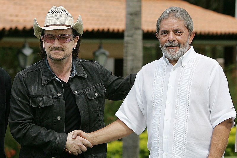 Bono e Lula compartilham a foto.
