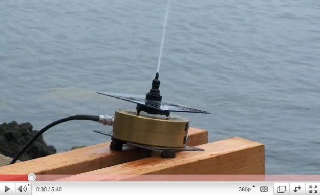 A antena de rádio que utiliza água do mar.