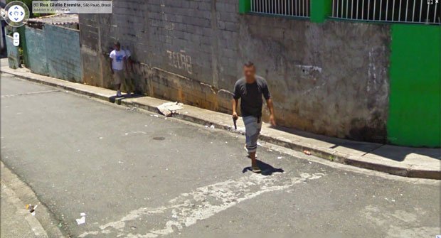 Homem armado nas ruas de São Paulo pelas lentes do Google Street View