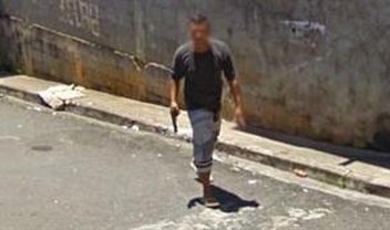 Homem armado aparece nas imagens do Google Street View