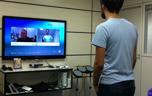 Teste da videoconferência HD através do Kinect, pelo Baixaki Jogos.