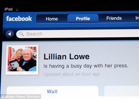 Detalhe do iPad do neto Steve e do perfil de Lilian Lowe no Facebook