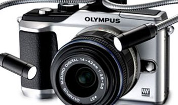 Olympus E-PL2 vem com acessório especial para iluminação