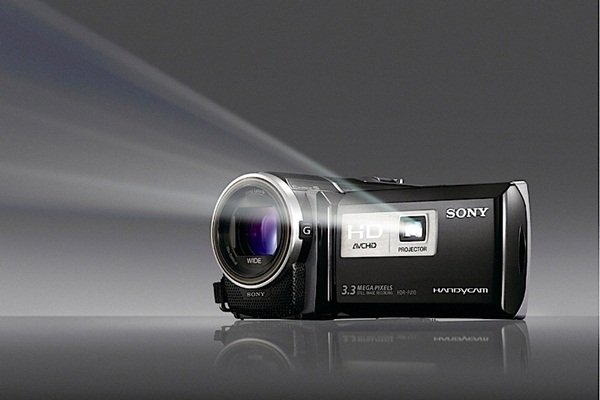 Série Sony HDR-PJ conta com projetor na parte frontal do painel LCD