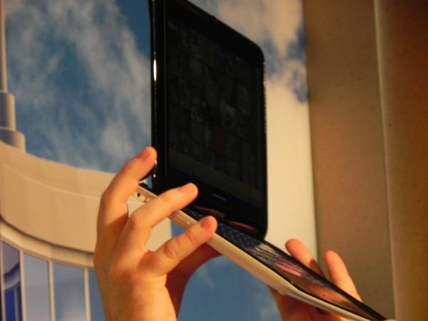 Teclado físico deslizante transforma tablet em notebook