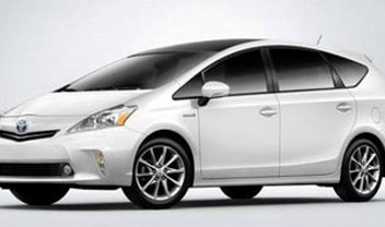 Toyota exibe dois novos modelos híbridos do Prius