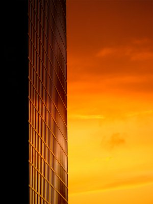 Pôr-do-sol refletido nas janelas de um prédio de escritórios