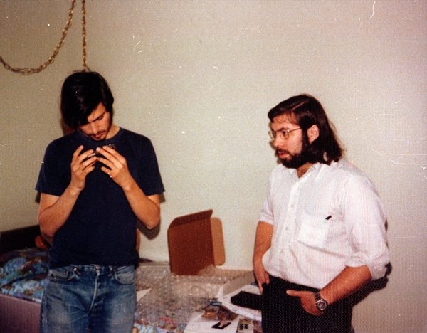 Steve Jobs e Woz na época da criação da Apple Computers