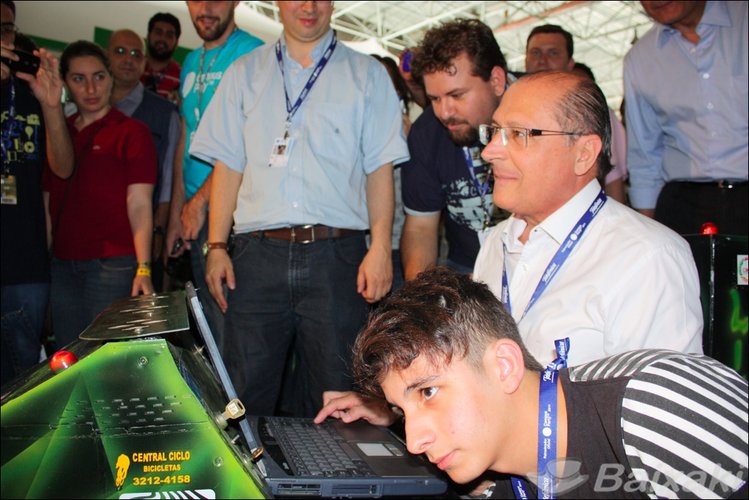 Governador Geraldo Alckmin anda em carrinho controlado por notebook