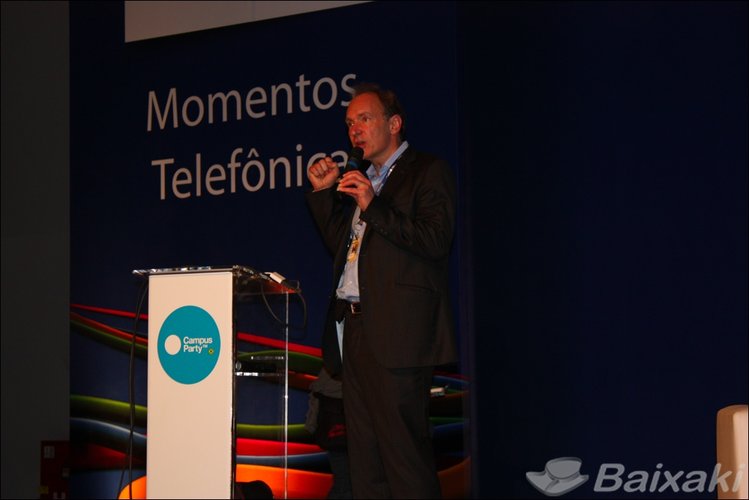 Tim Berners-Lee no palco principal da Campus Party