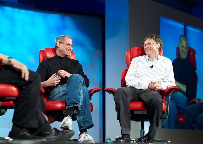 Jobs e Gates riem juntos.