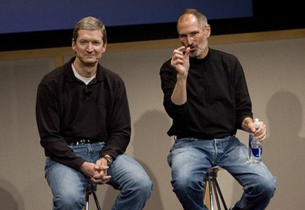 Cook com Steve Jobs durante apresentação da Apple