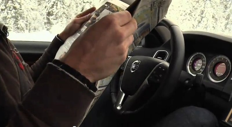 Motorista lê jornal enquanto o carro é guiado automaticamente. Fonte da imagem: Reprodução