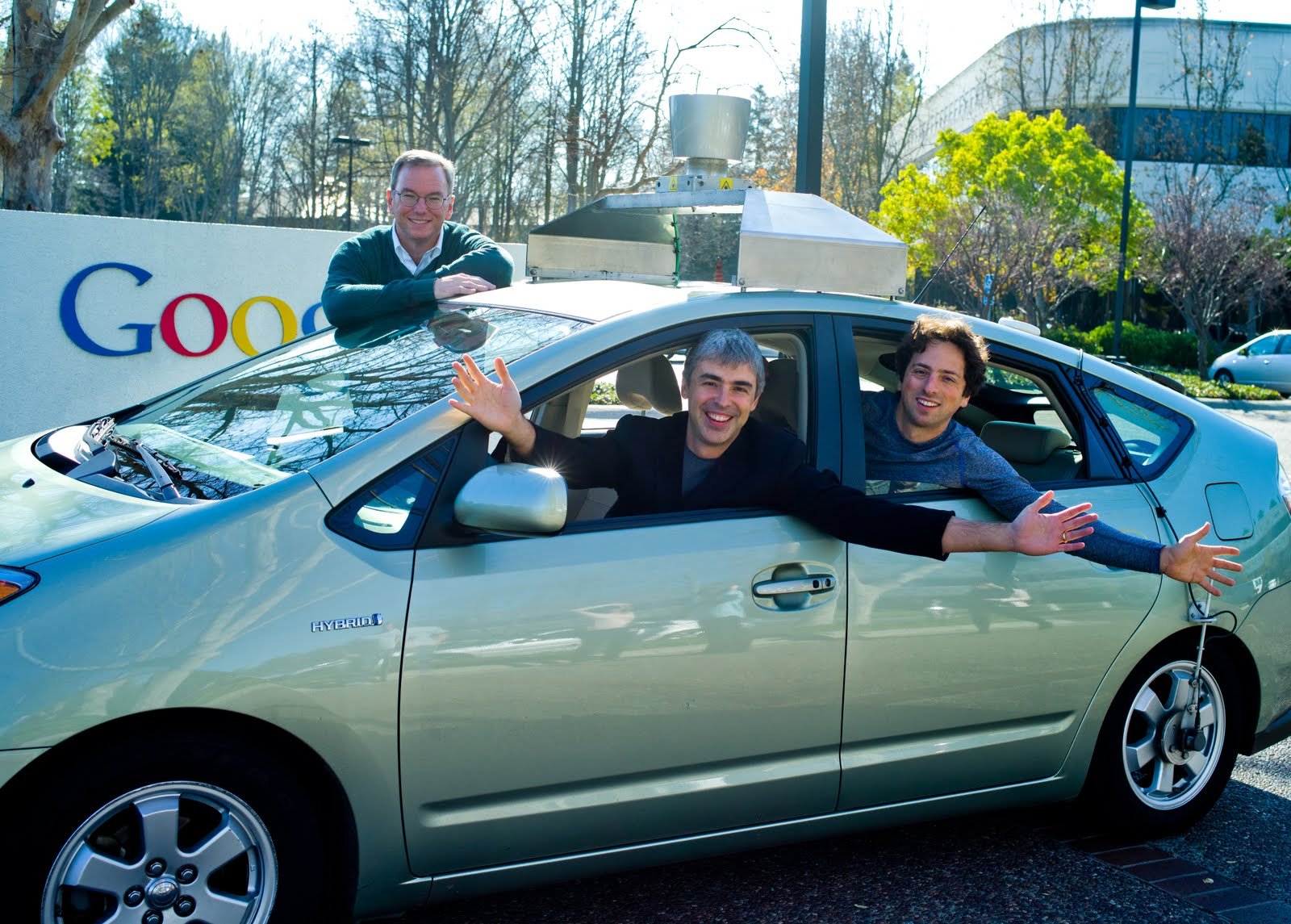 O triunvirato da Google: Schmidt (esq), Page (ao centro) e Brin (dir) em carro robô