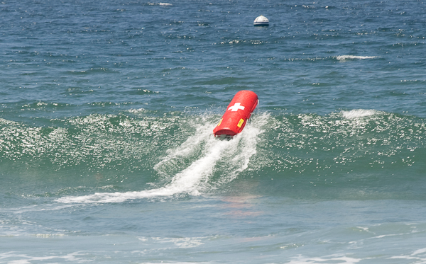 Emily, o robô salva-vidas, enfrentando uma onda no mar de Malibu