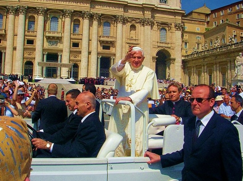 Papa Bento XVI aprova o uso moderado de redes sociais.