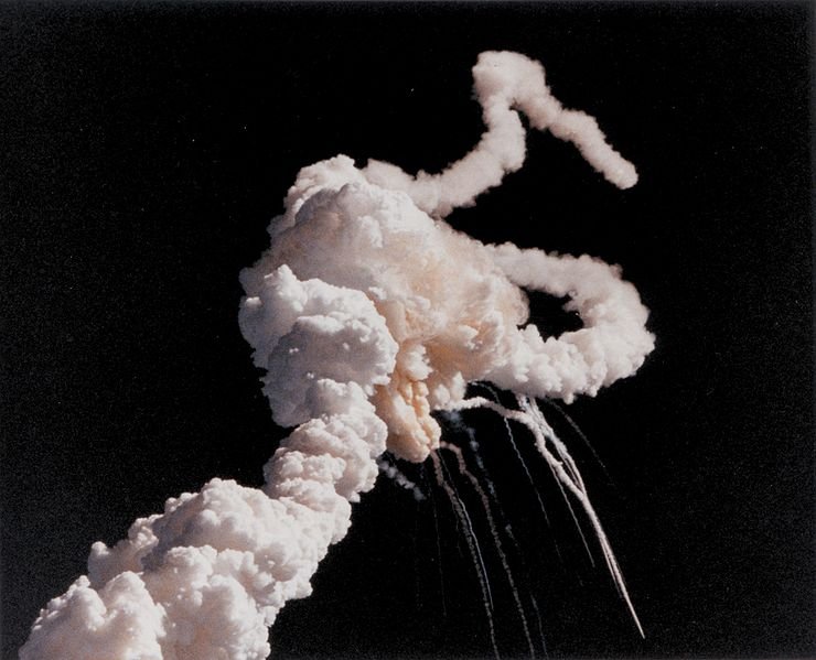 A explosão do ônibus espoacial Challenger logo após a decolagem