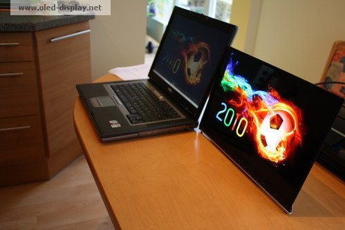 OLED comparado com um notebook LCD comum